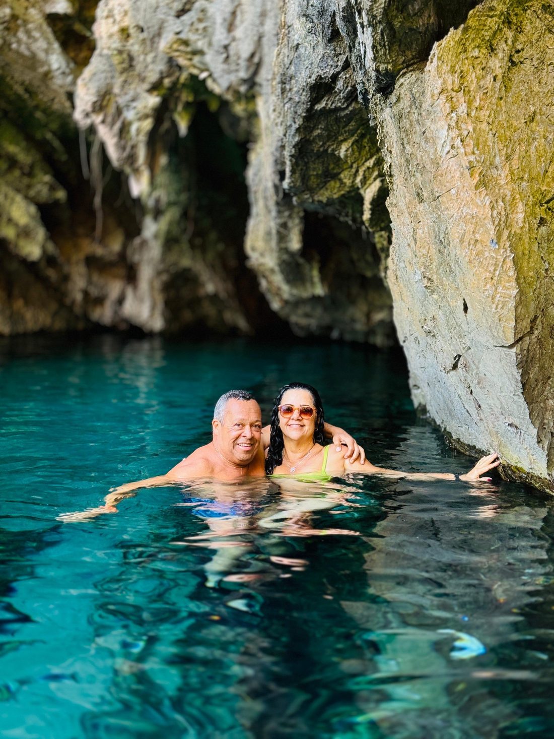 Casal em águas azuis das Serras Gerais