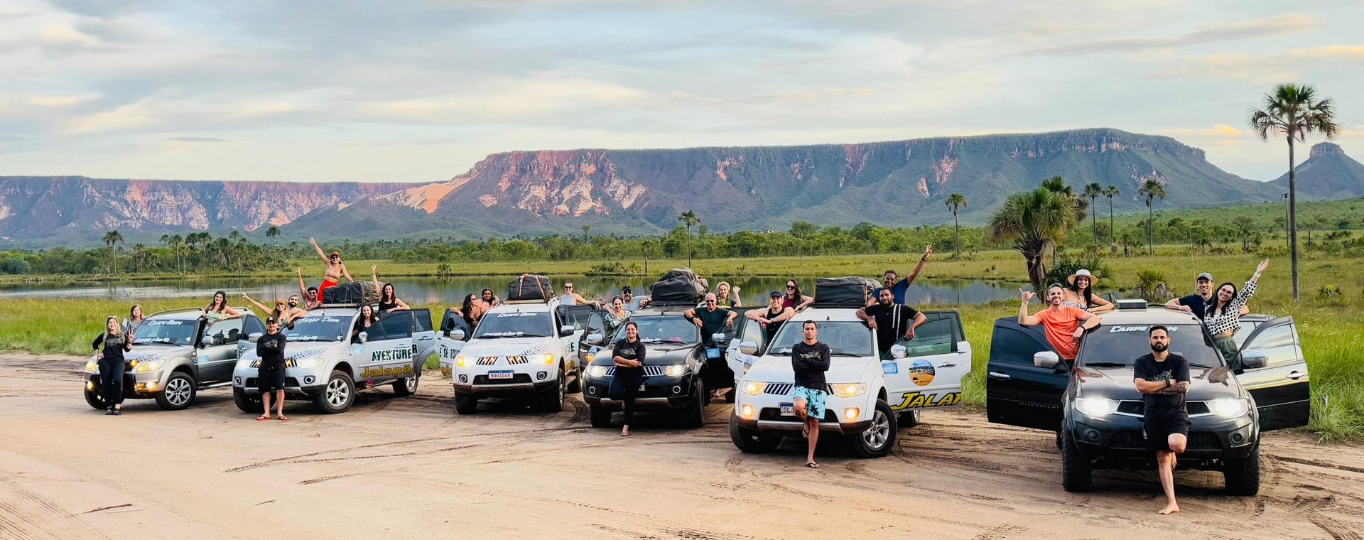 Frota de 4x4 da Aventure-se diante das serras do Tocantins