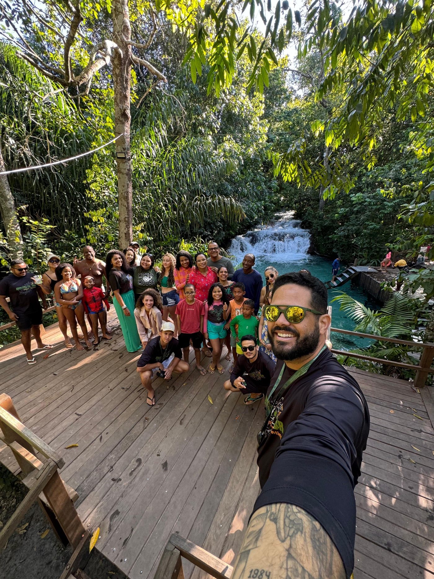 Grupo em cachoeira na Chapada das Mesas