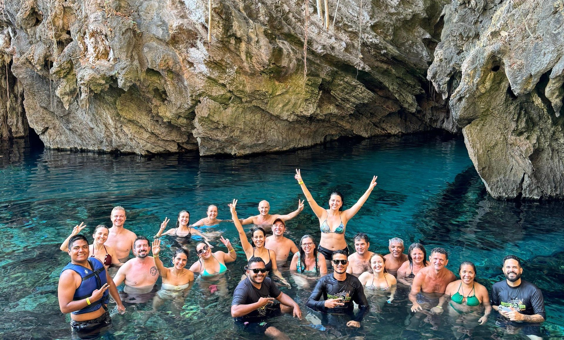 Grupo de viajantes nas águas azuis de uma caverna no Cerrado