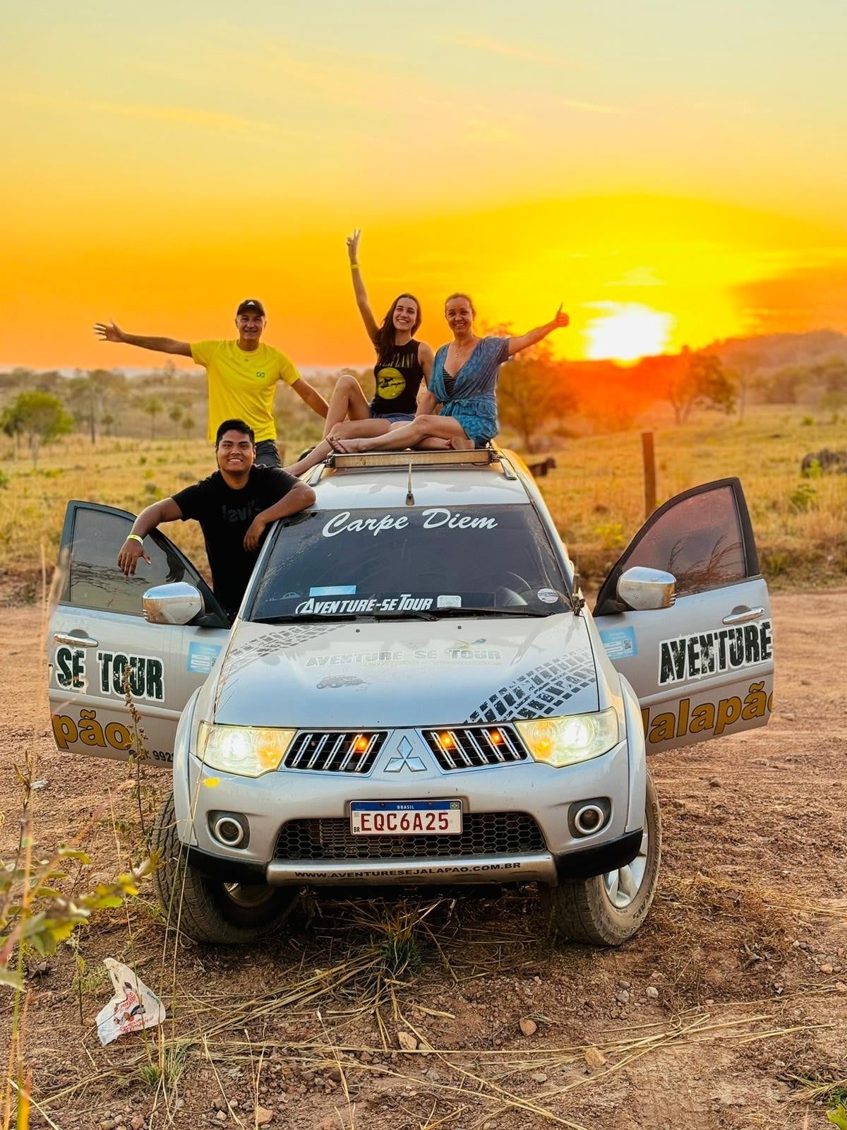 Viajantes sobre uma 4x4 da Aventure-se ao pôr do sol no Jalapão